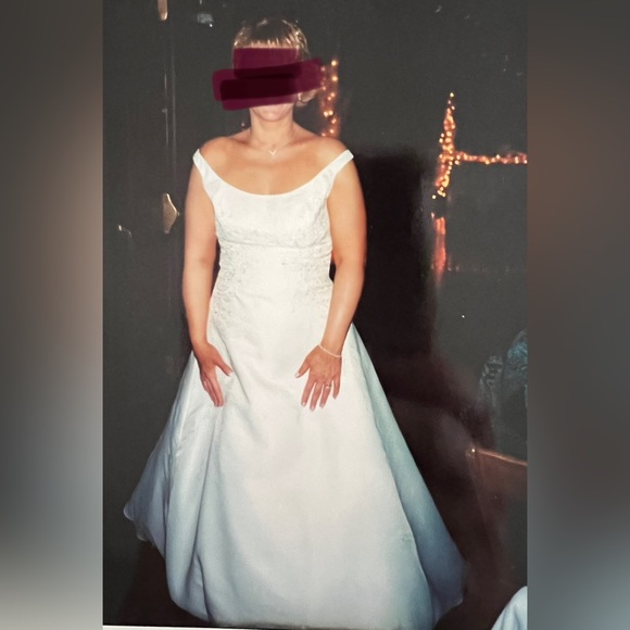 🤍💍👰🏼‍♀️Monique Bridal Wedding Dress AND Veil - Dry Cleaned and preserved - Picture 9 of 15